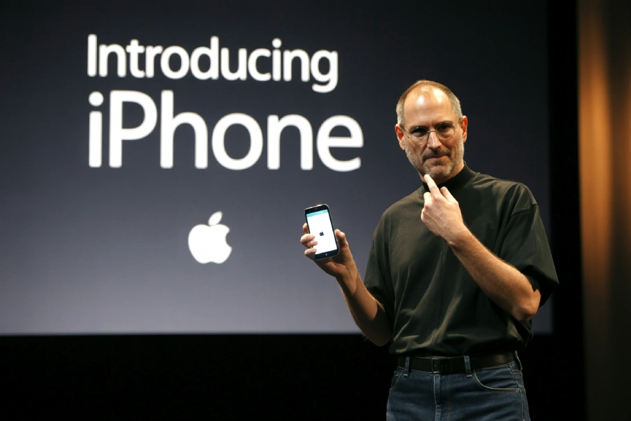 Steve Jobs präsentiert das erste iPhone